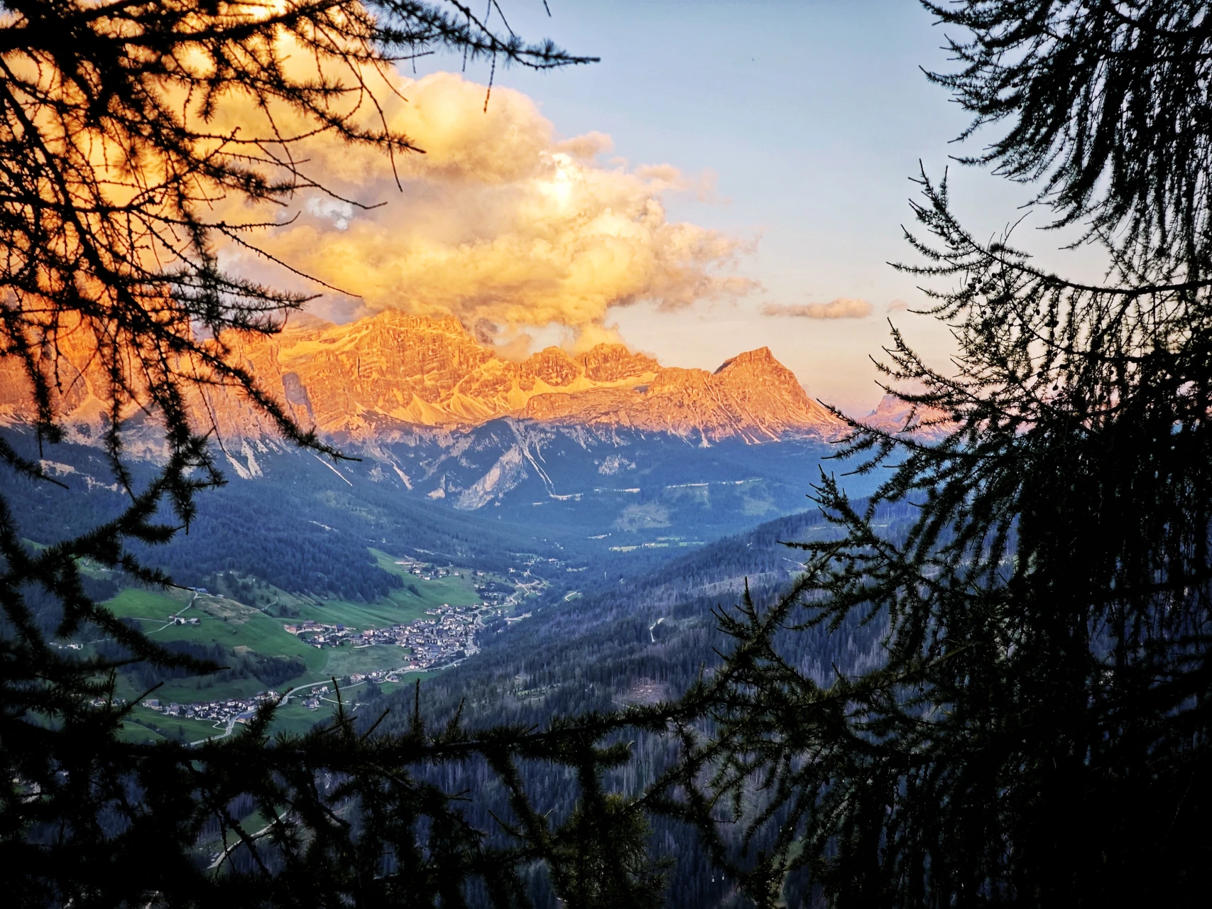 Enrosadira over Fanes: dolomitten bliver rosa ved solnedgang