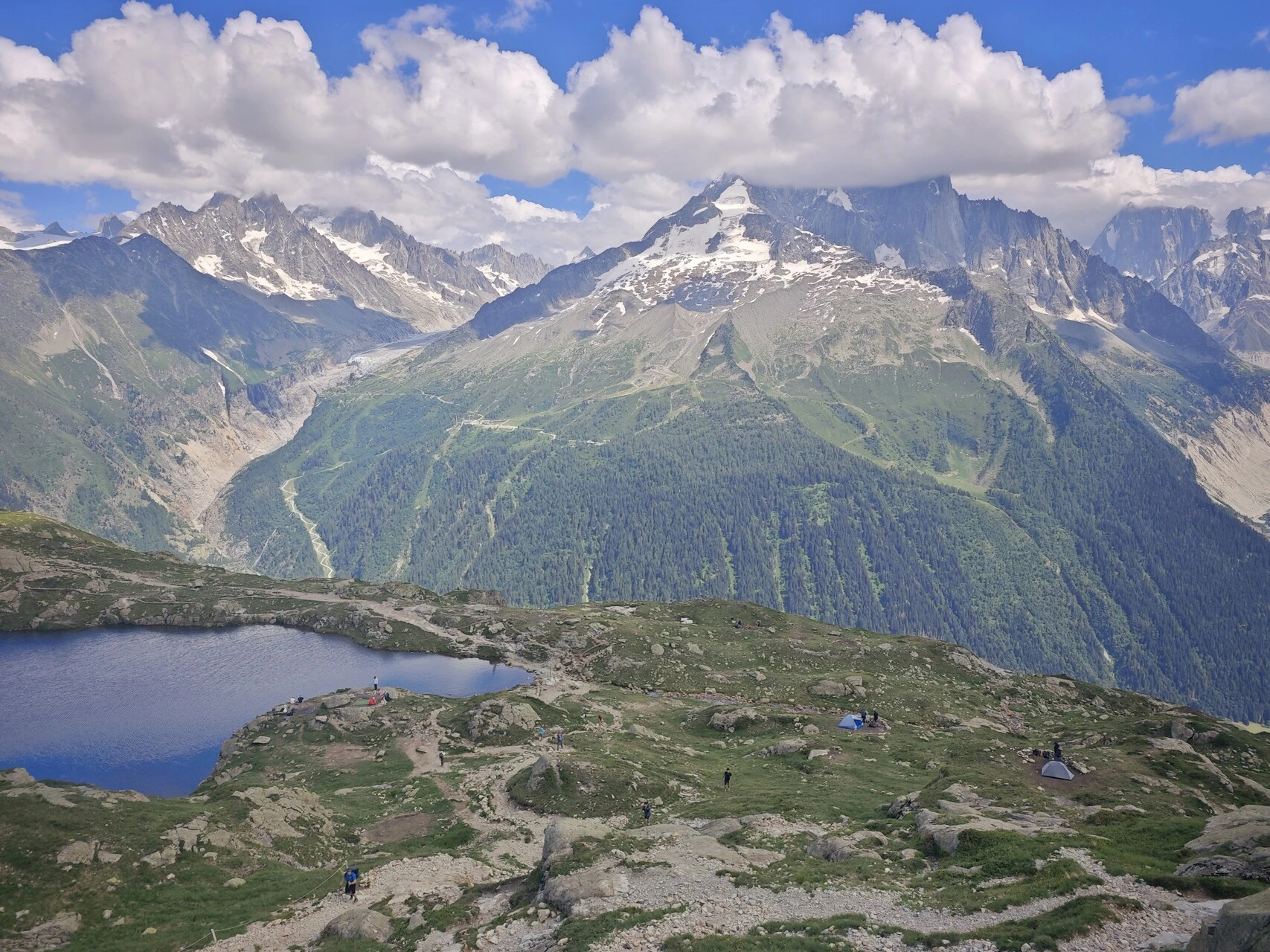 Les Chéserys, det område tættest på Lac Blanc hvor natten i telt skal reserveres, over for Aiguille du Chardonnet