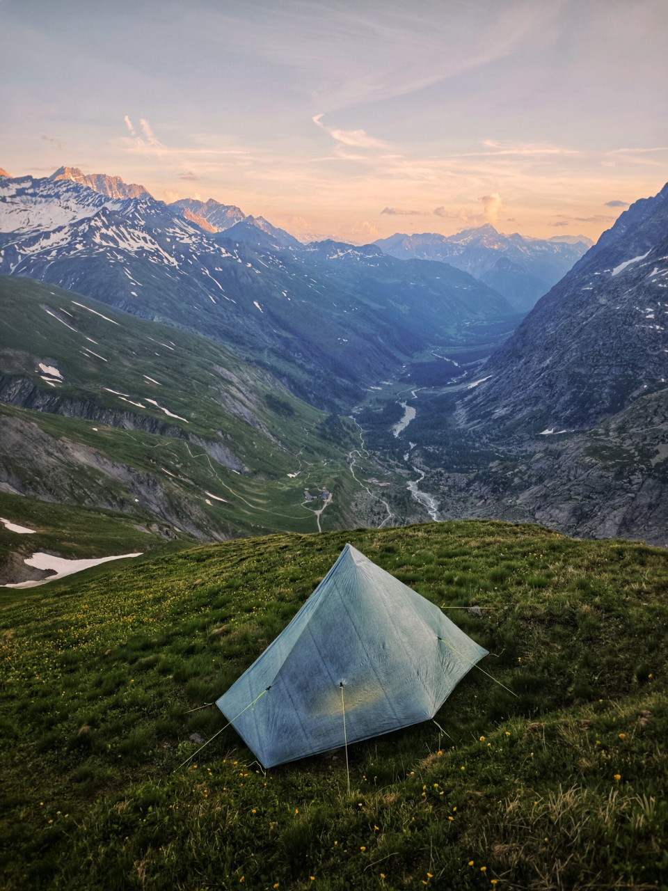 Teltbivuak i skumringen på Tour du Mont-Blanc i begyndelsen af juni