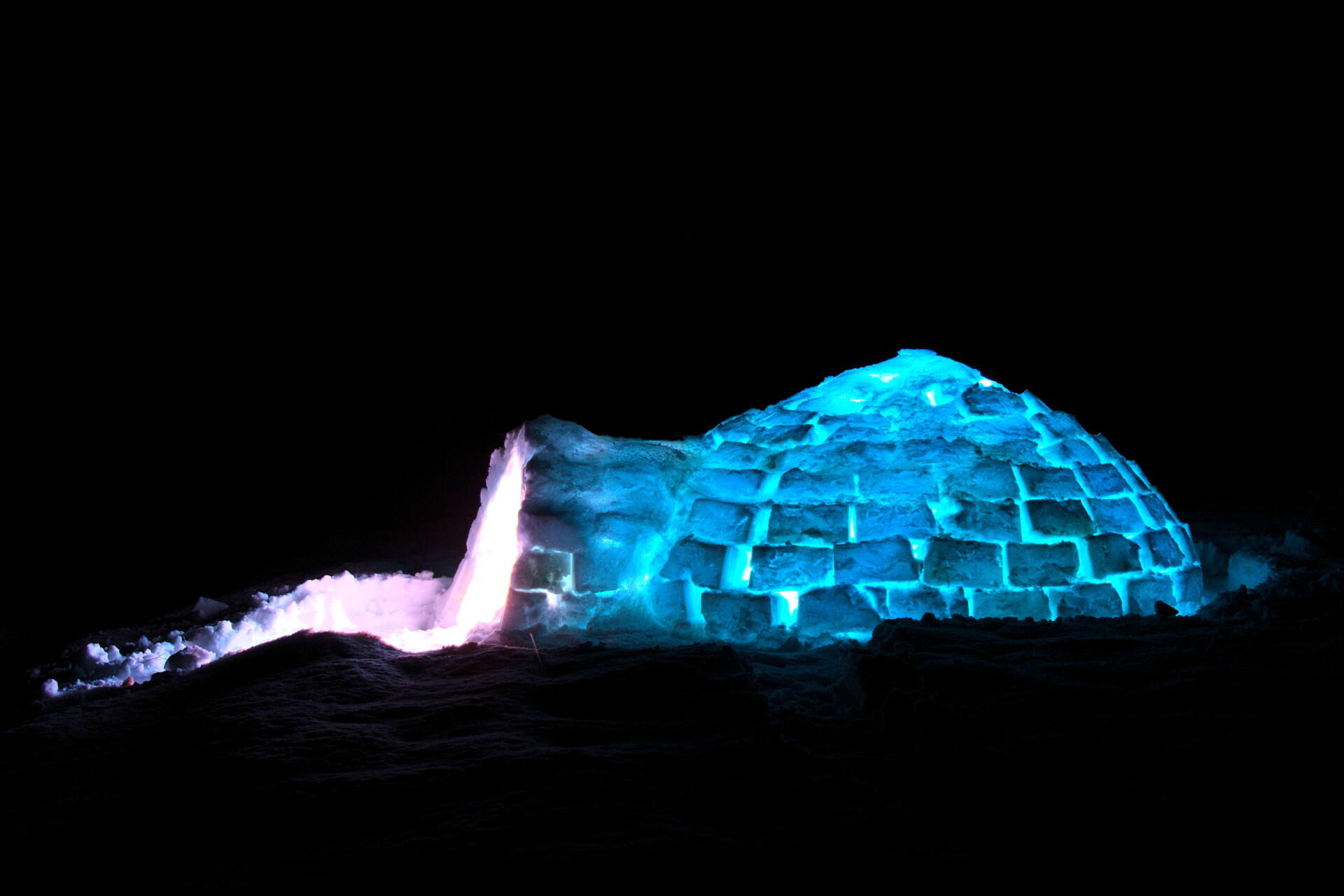 How to build an igloo to sleep in