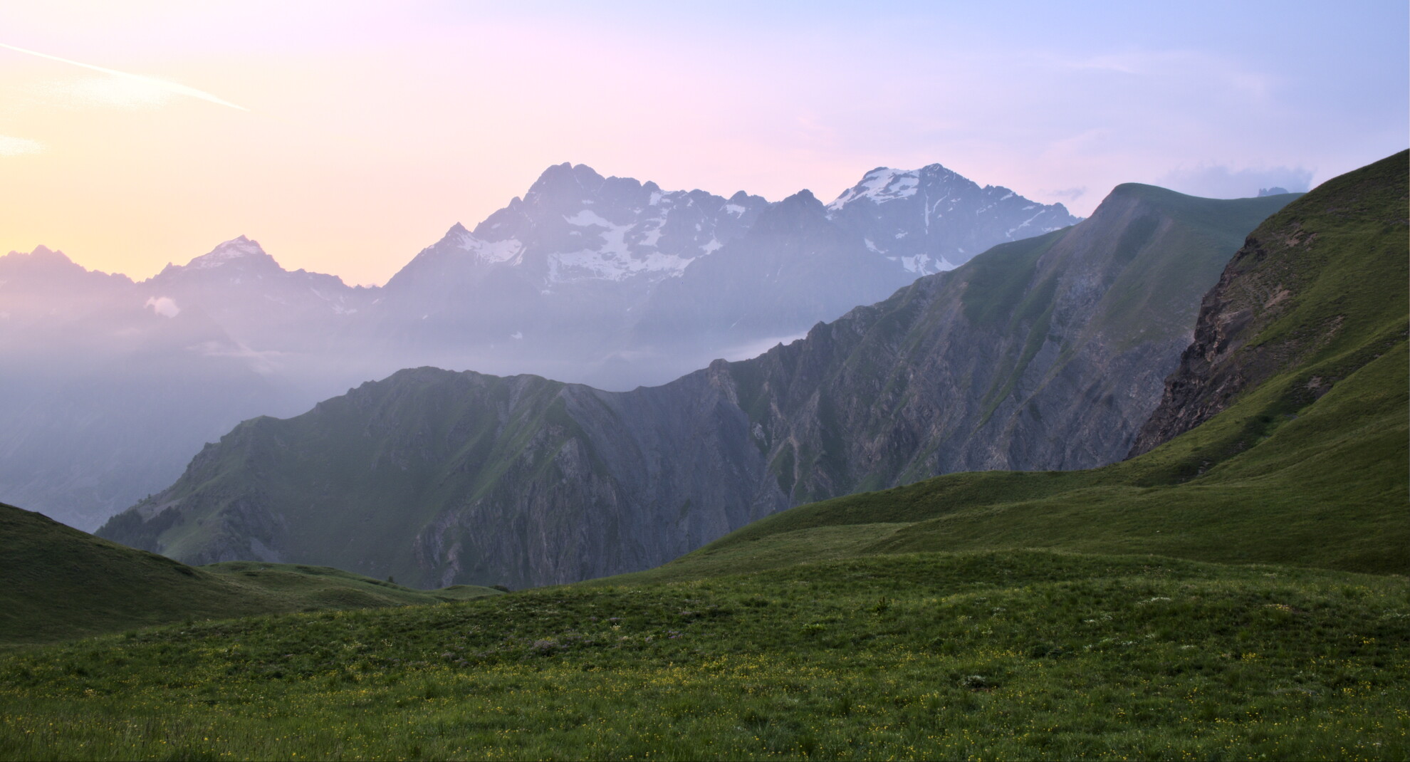 Solnedgang på alpeengen trek Écrins