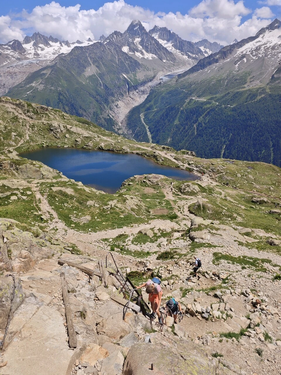 Vandrere i stigerne over lacs des Chéserys, glacier d'Argentière i baggrunden