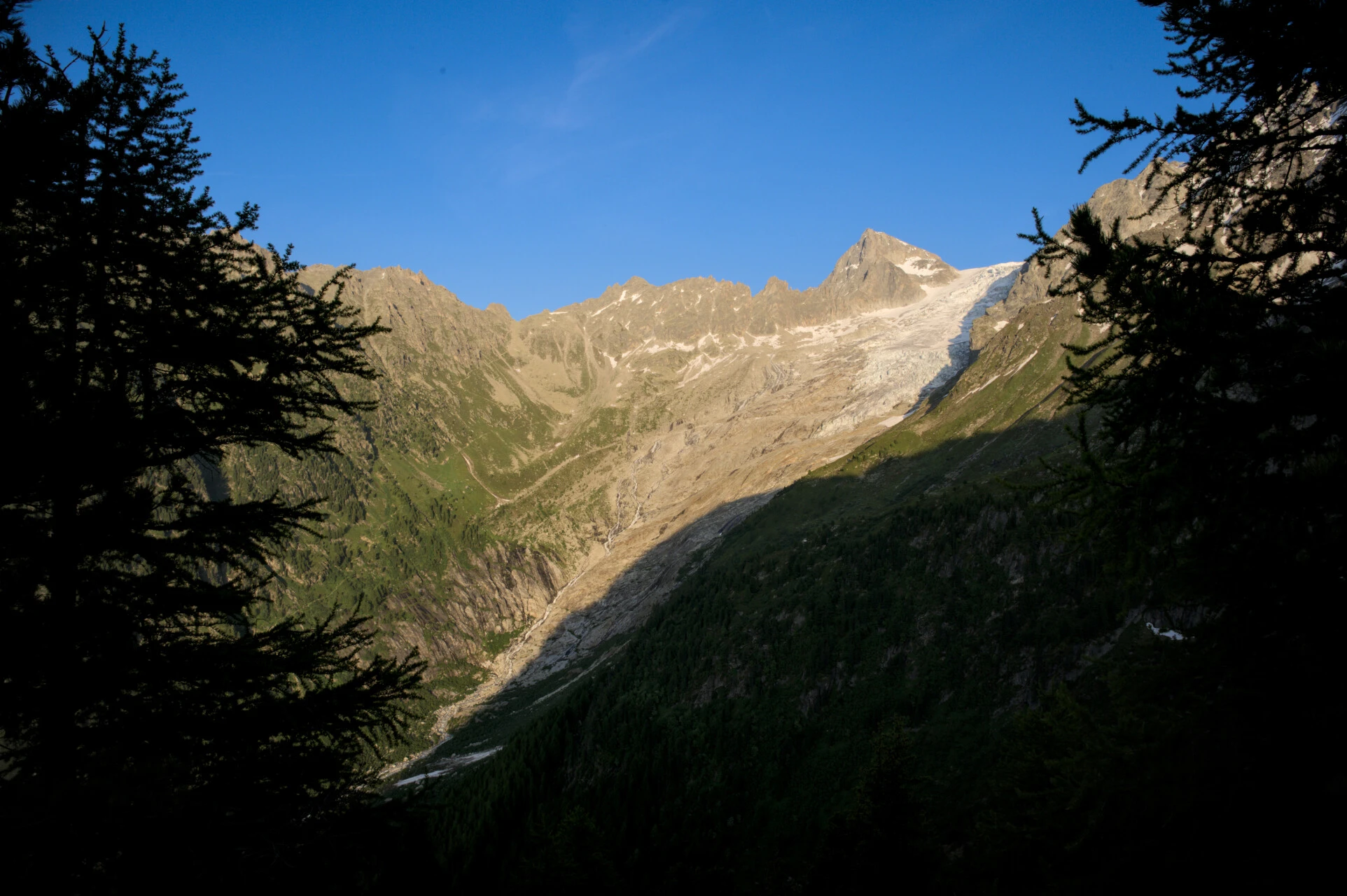 Gransilhouetter og istinder set fra højderne over Col de Balme