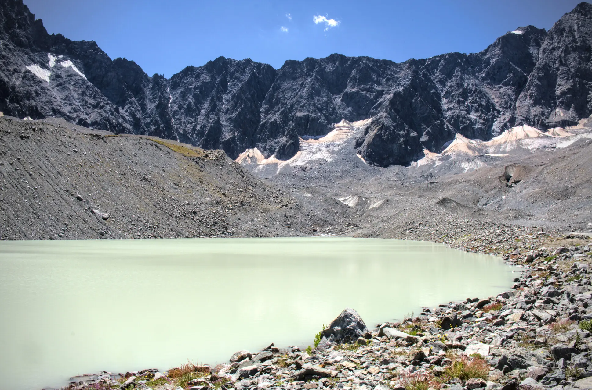 Lac du Glacier d'Arsine og dets mælkehvide vand, omgivet af moræner og klippevægge