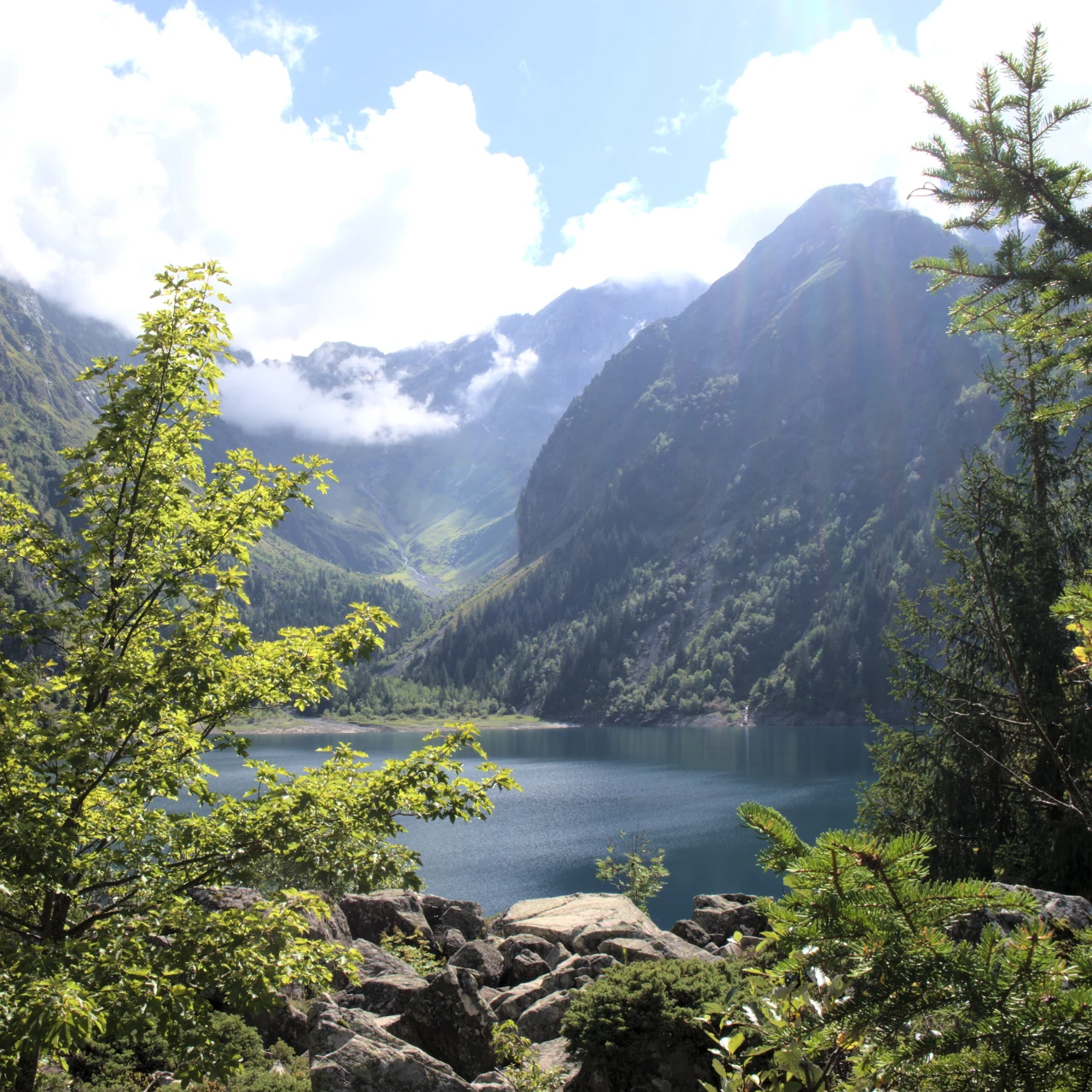 Lac de Lauvitel set fra adgangsstien, den største naturlige sø i Écrins-massivet