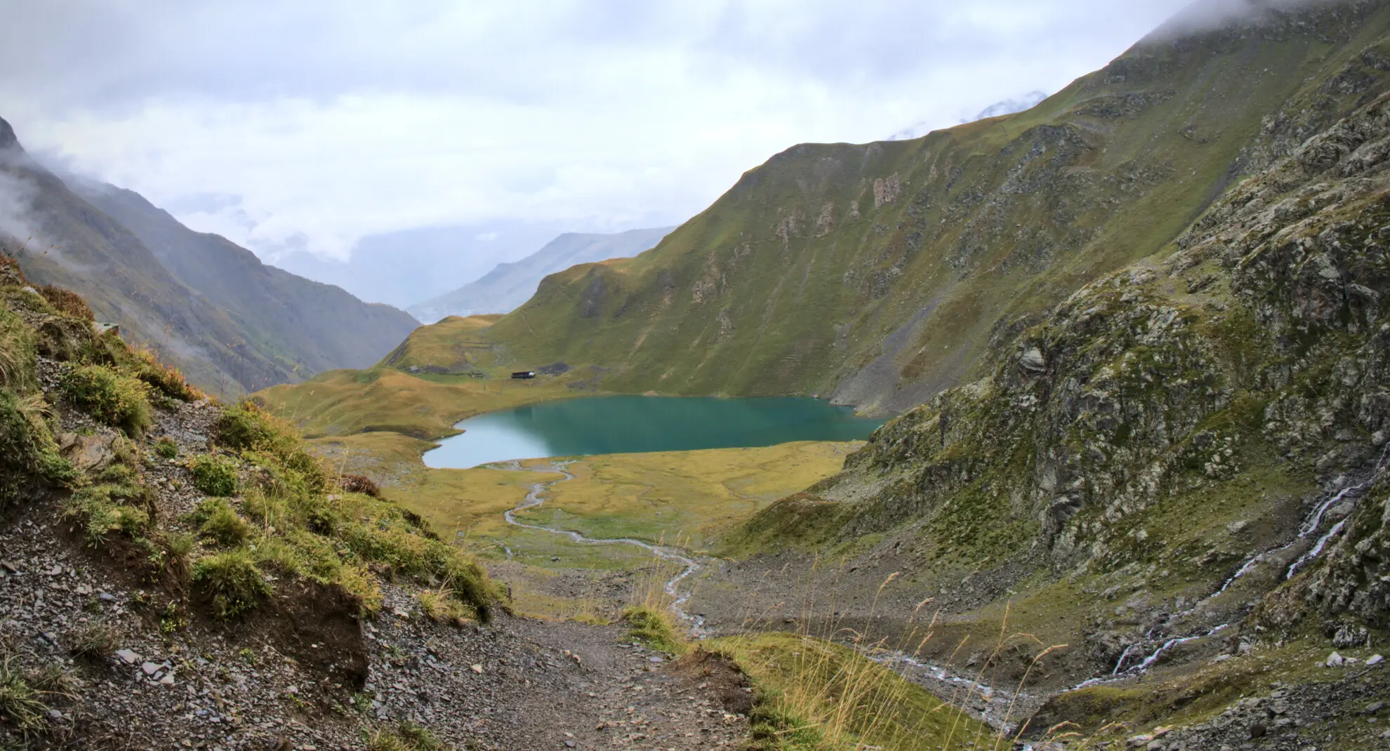 Lac de la Muzelle set fra nedstien, med hytten ved vandkanten