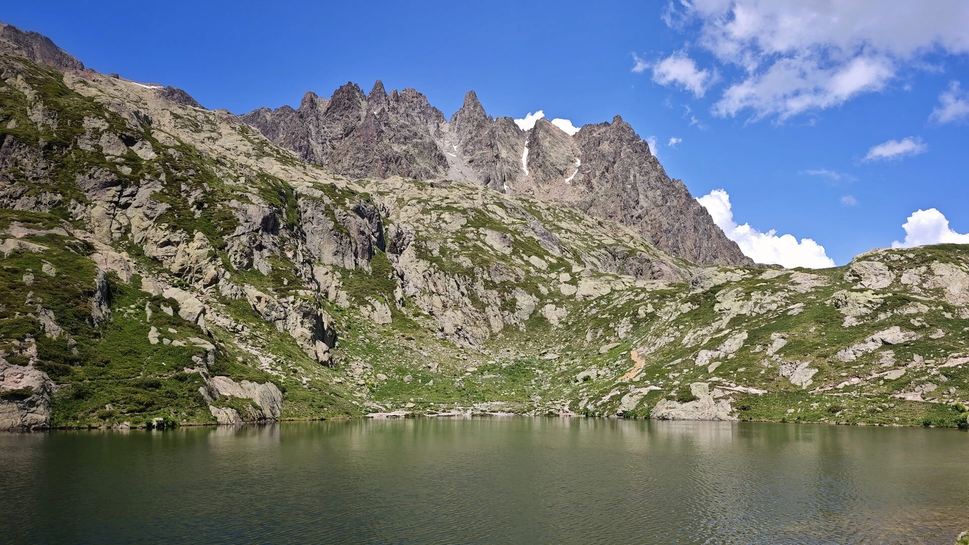 En af lacs des Chéserys ved foden af Aiguilles Rouges, nedenfor Lac Blanc
