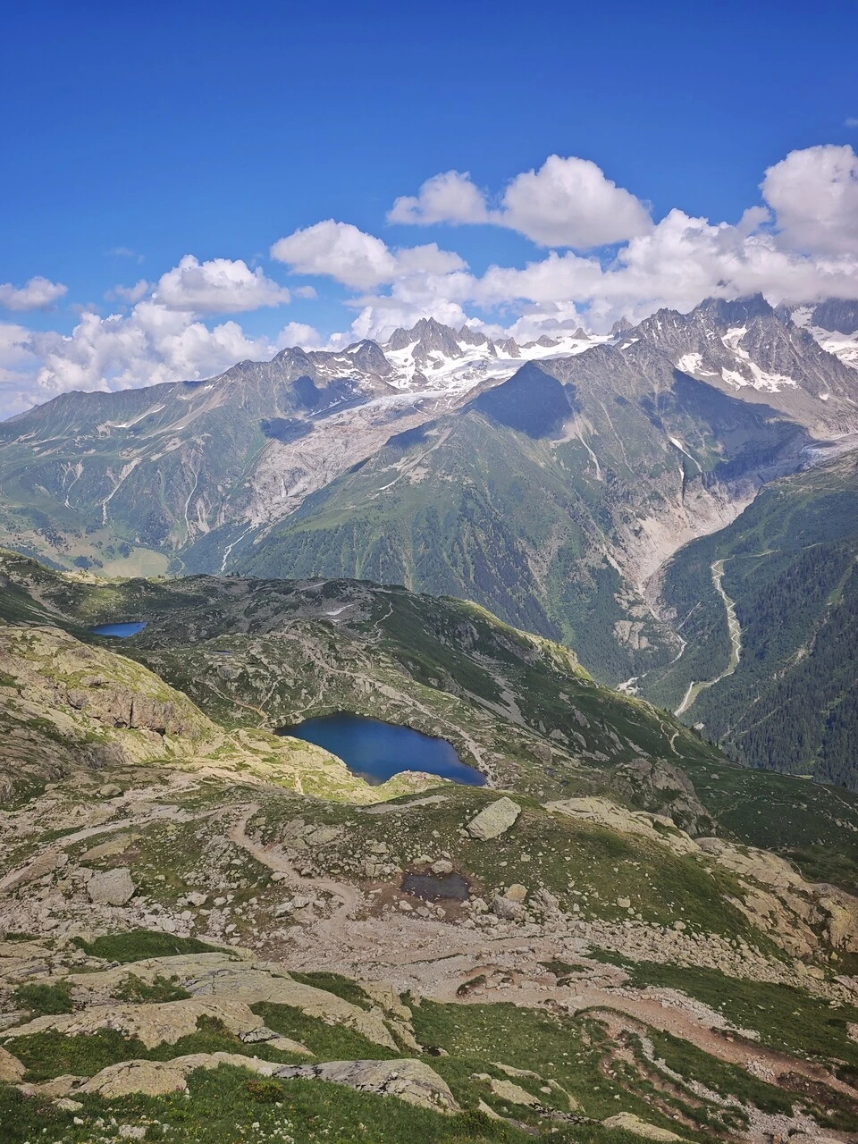 En af lacs des Chéserys på sin afsats, Chamonix-dalen nedenfor