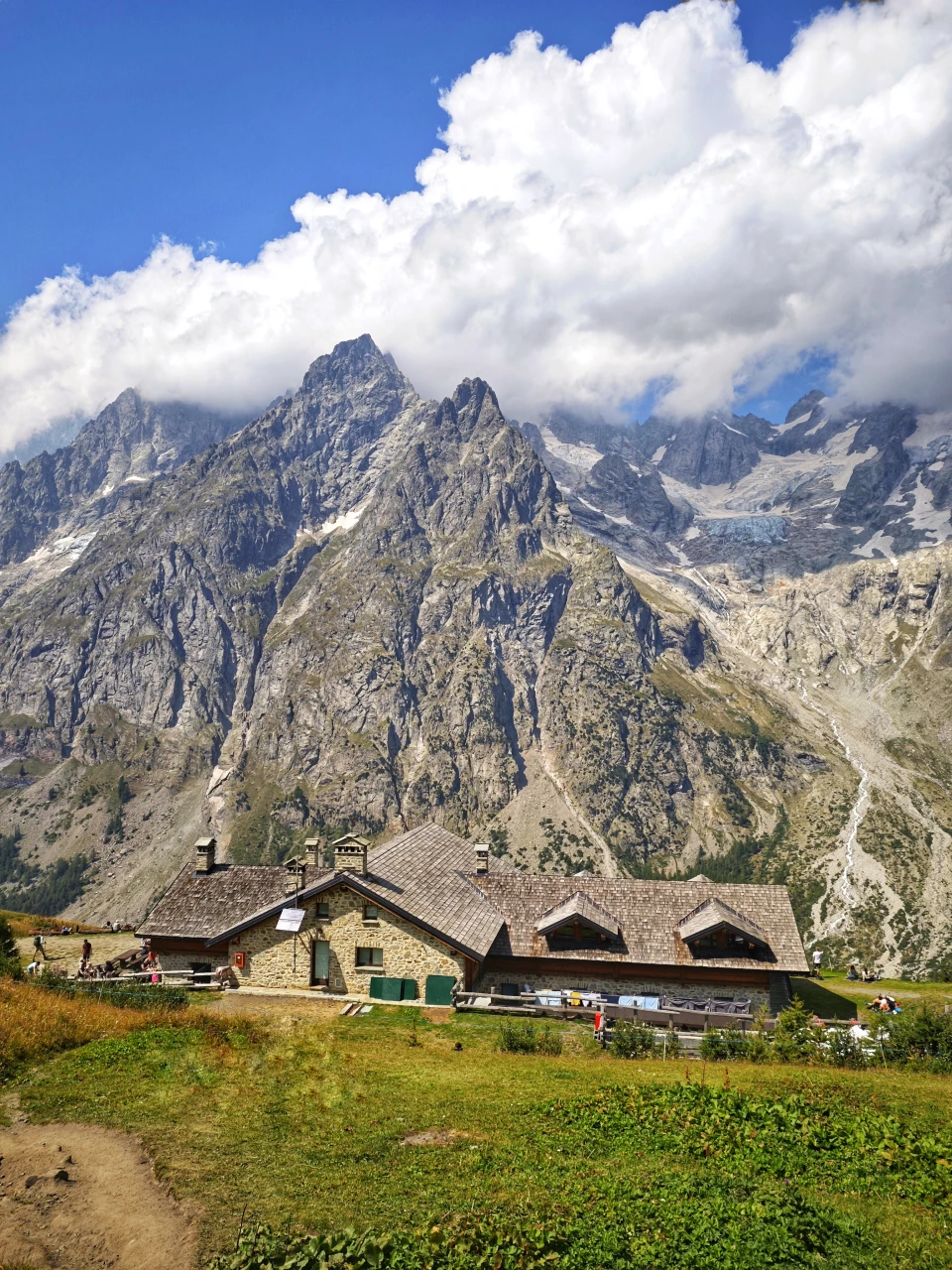Refuge Walter Bonatti med udsigt til Grandes Jorasses: i tempoet på ti dage når man sin etape midt på eftermiddagen, med tid i overskud