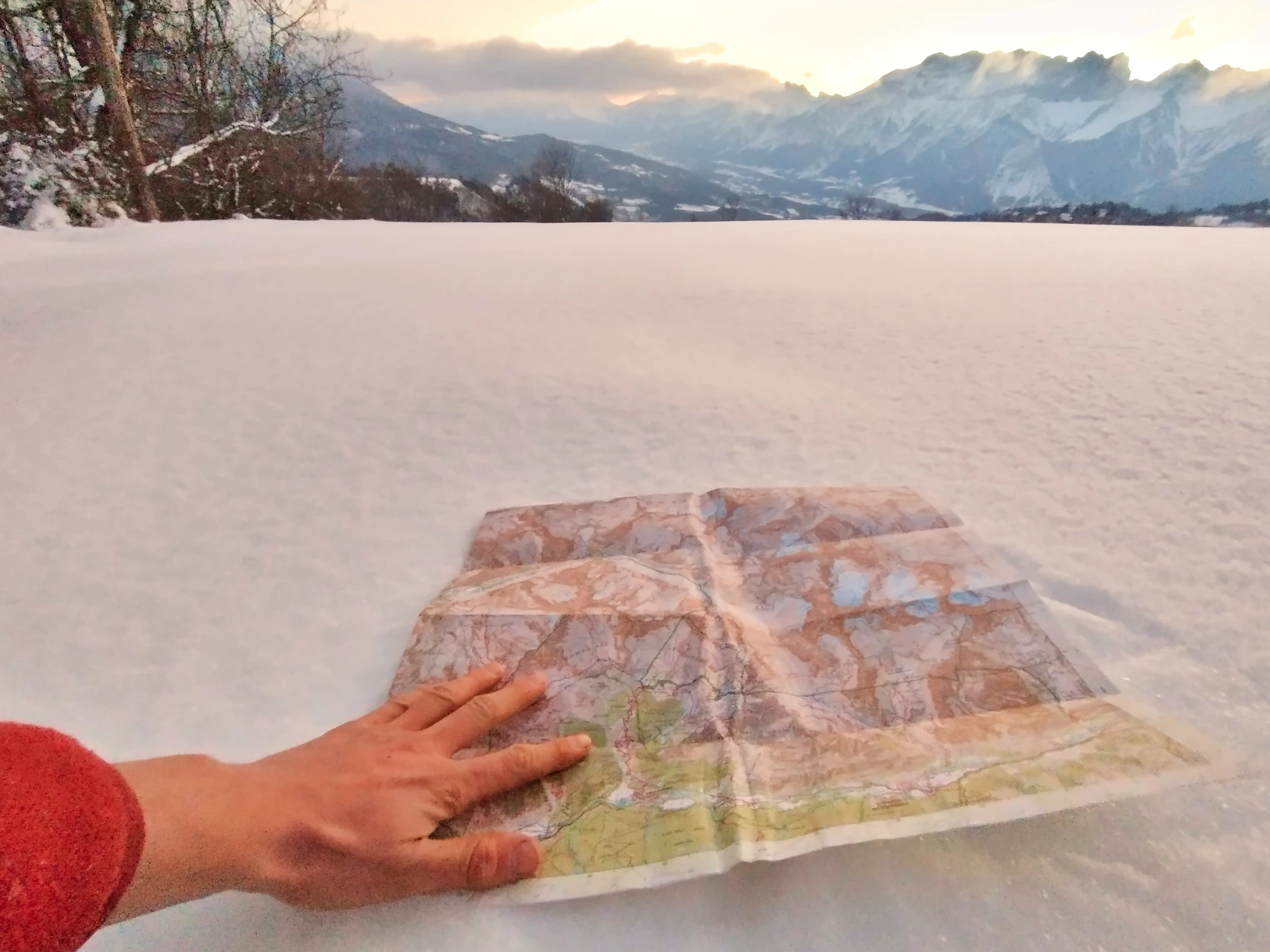 Et plateau i Champsaur under sne. Stien er et sted under vores fødder: kort og kompas overtager, så snart afmærkningen forsvinder.