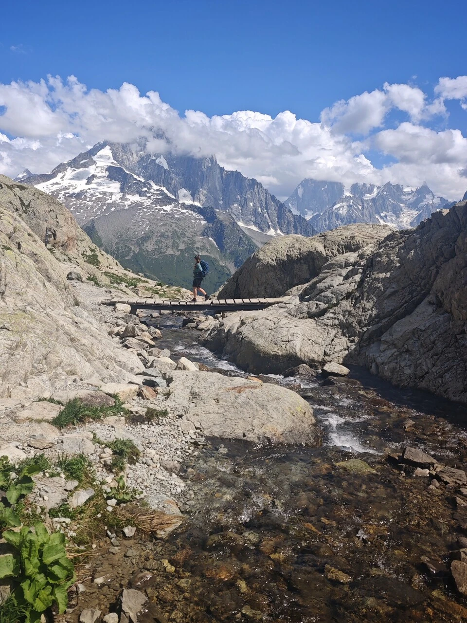 Broen over bækken på stien til Lac Blanc