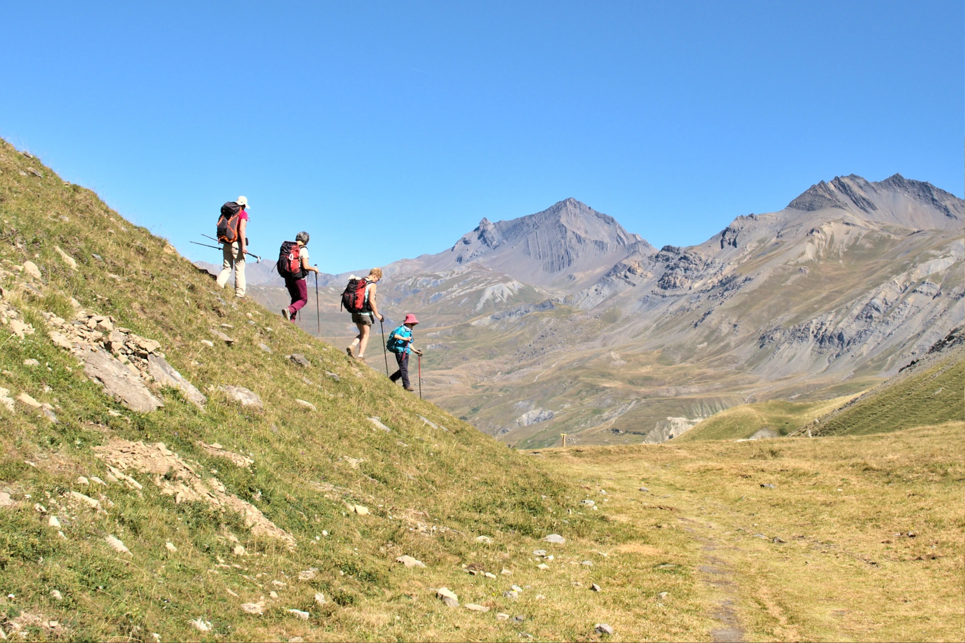 Opstigning til en hytte i Hautes-Alpes. Ingen vej når frem til denne etape: her går bagagen op på vandrernes ryg, ikke i en bil.