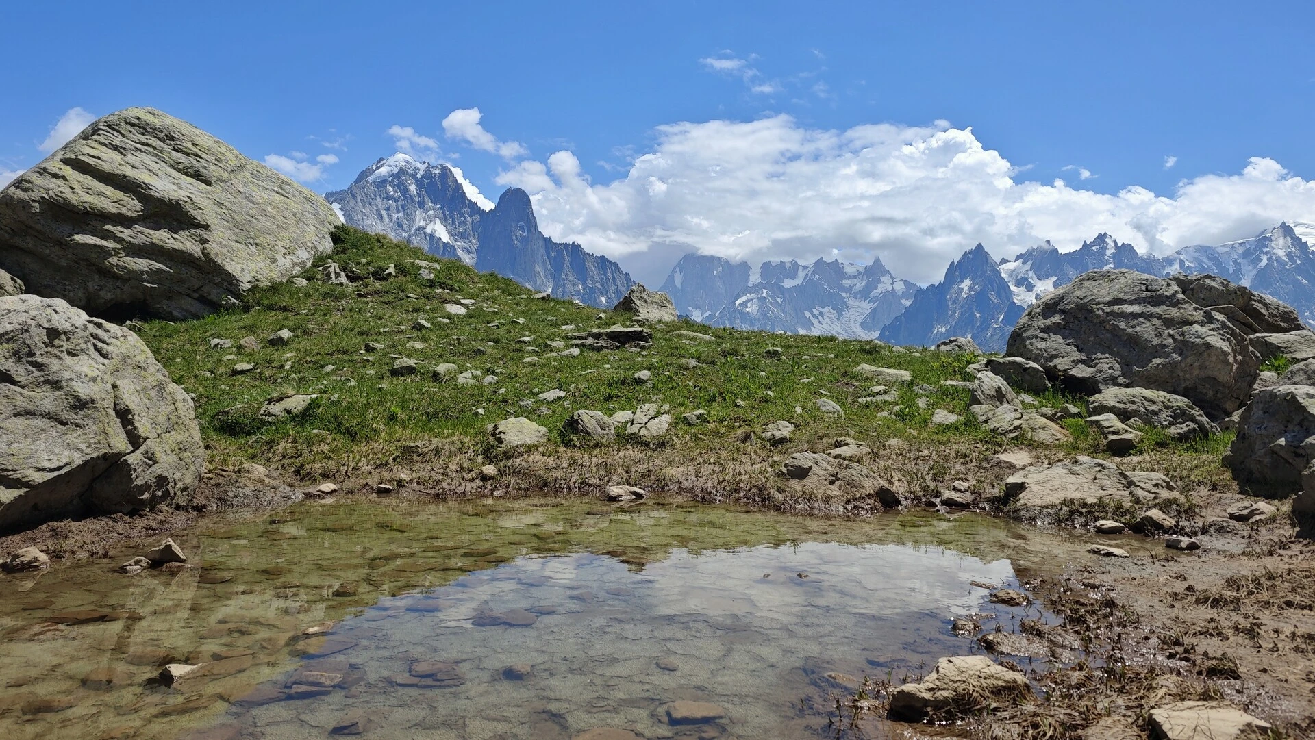 Mont-Blanc-massivet spejler sig i en af lacs des Chéserys