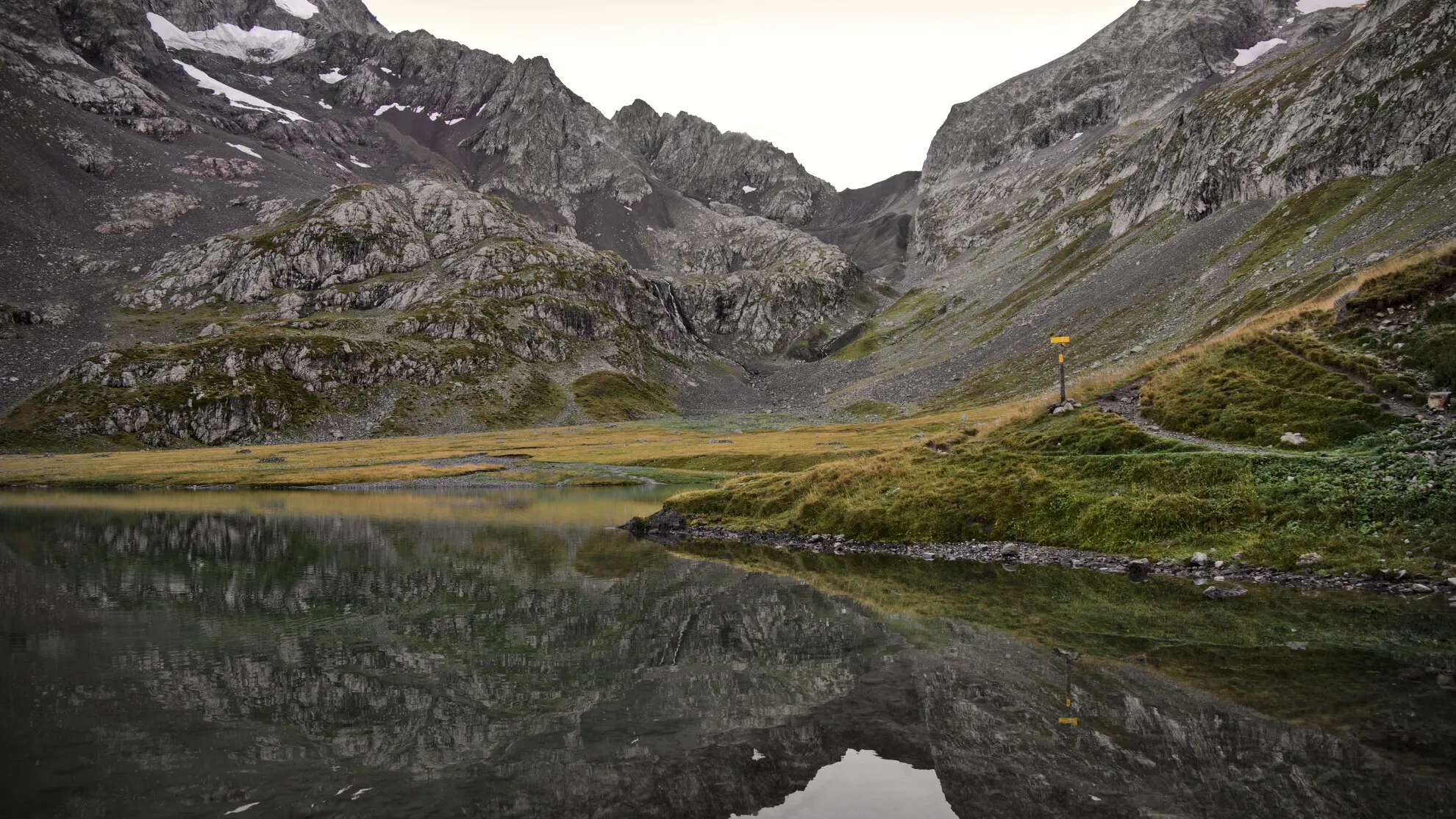 Spejlinger i Lac de la Muzelle, efterårsstemning