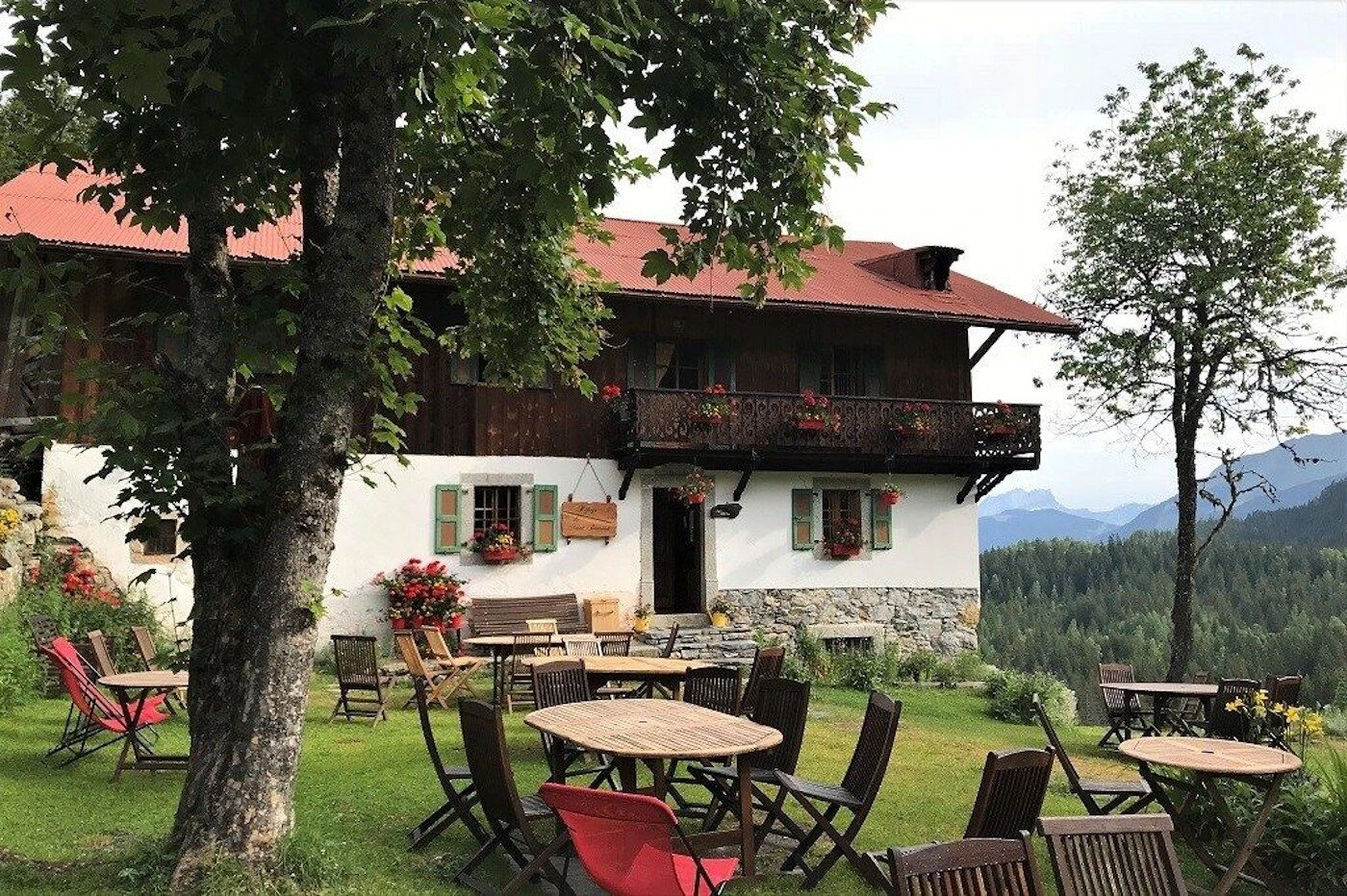 Refuge de Nant Borrant over Notre-Dame-de-la-Gorge