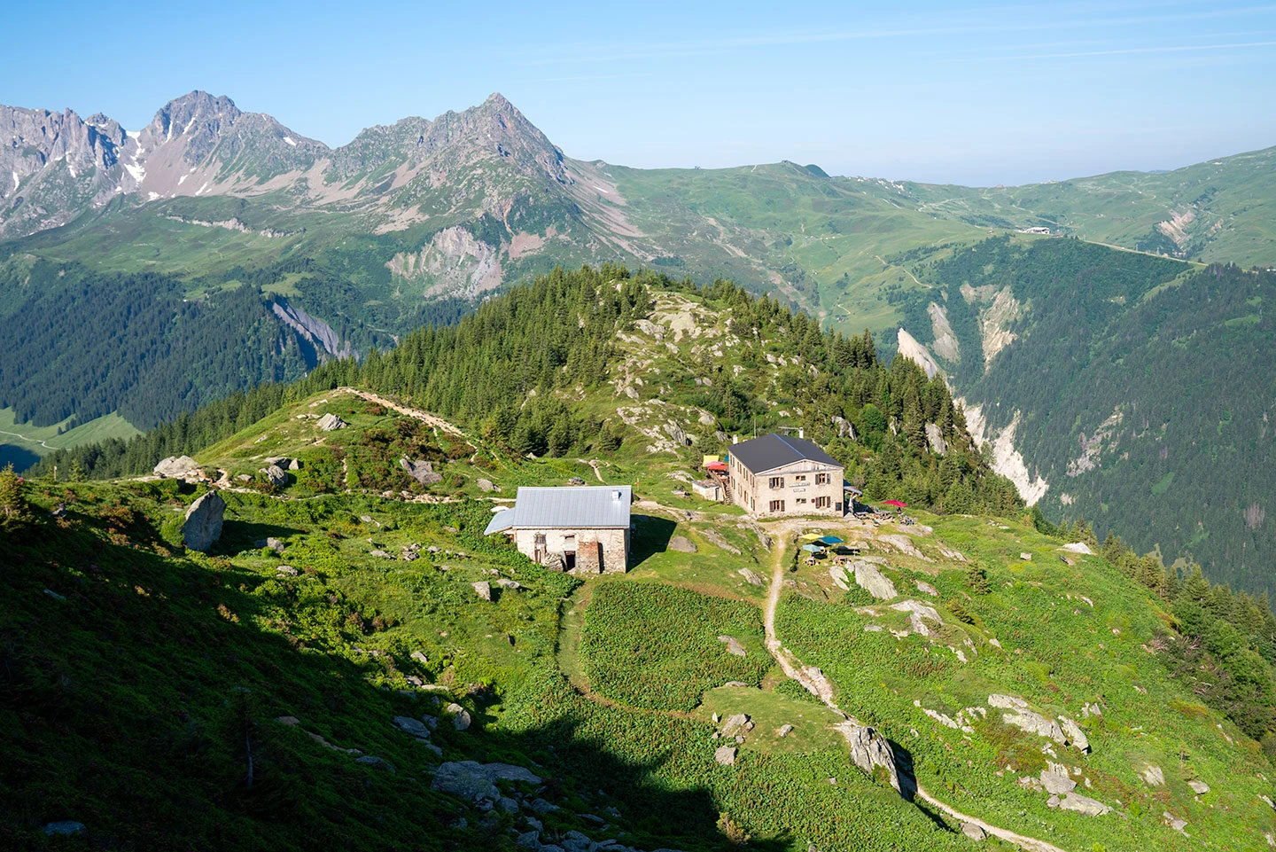 Refuge de Tré-la-Tête over Val Montjoie