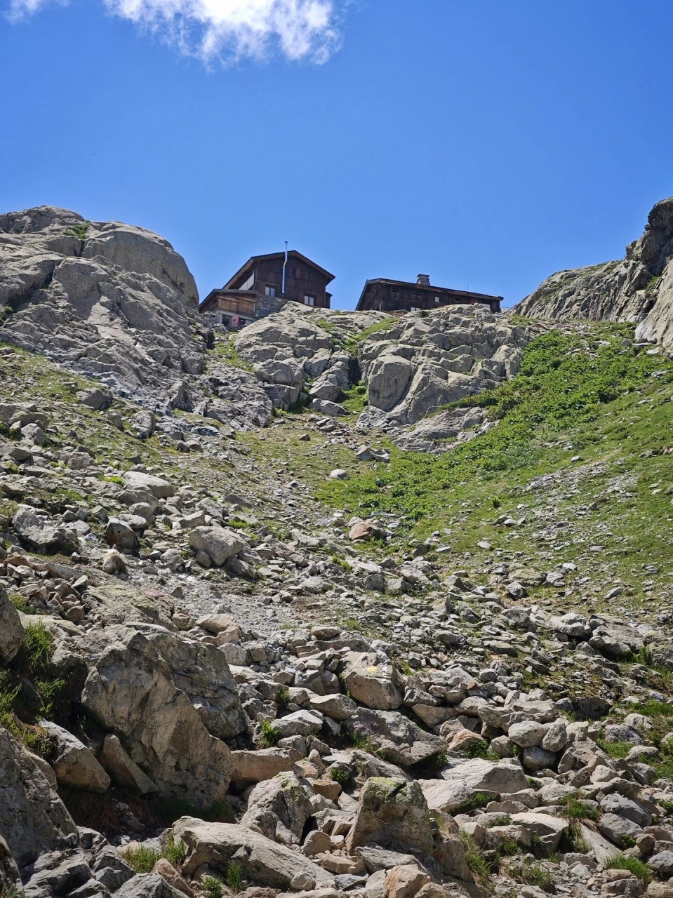 Refuge du Lac Blanc, placeret på klippefladerne over opstigningsstien