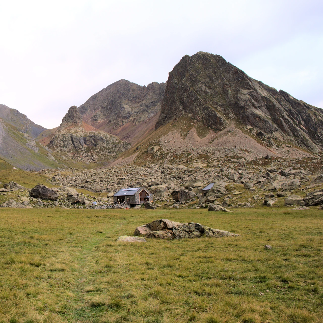 Refuge de Vallonpierre og søen ved foden af Sirac