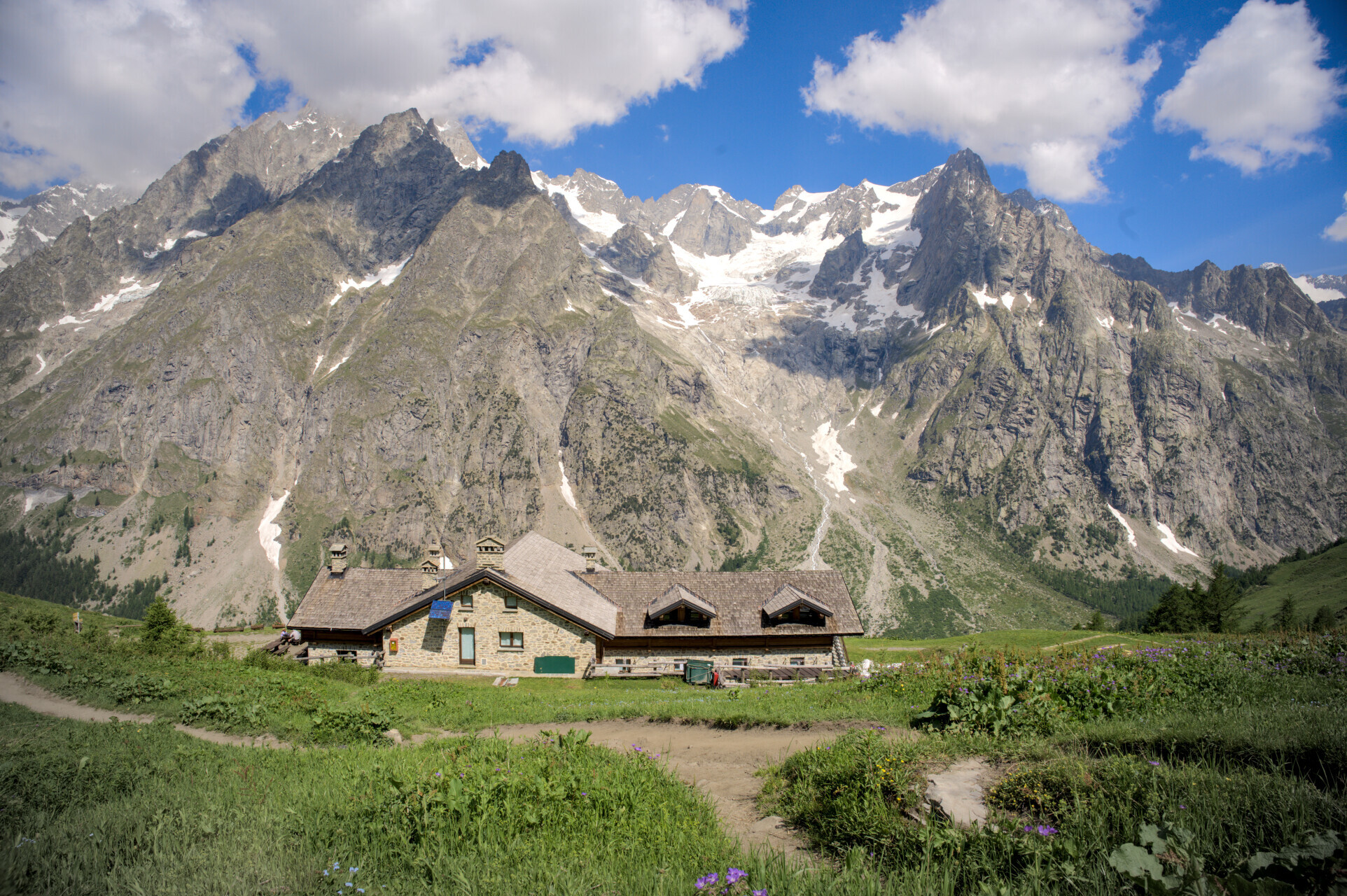 Bjerghytter og overnatning på Tour du Mont-Blanc: kort, etaper og booking