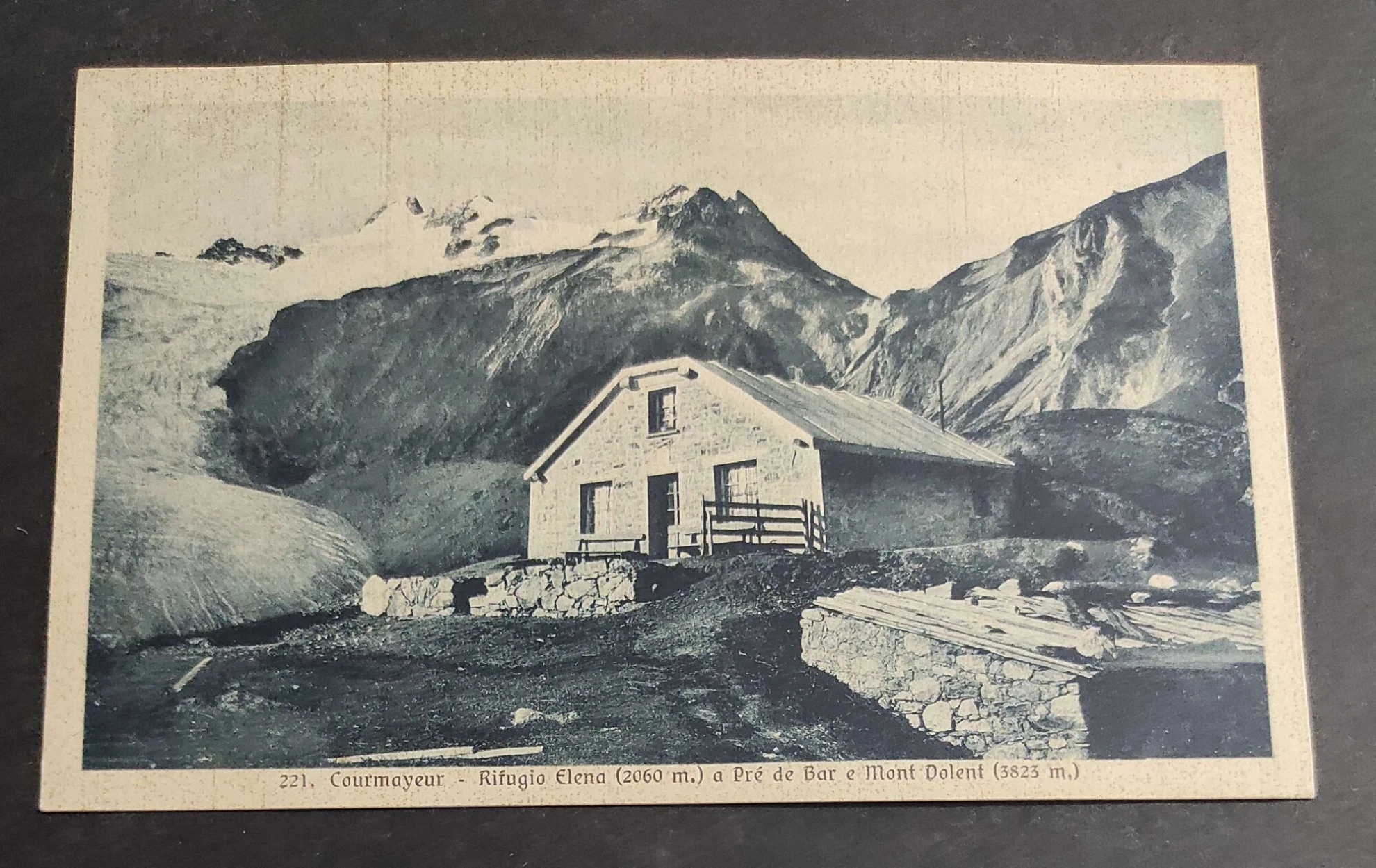 Rifugio Elena under Pré de Bar-gletsjeren, før Grand Col Ferret
