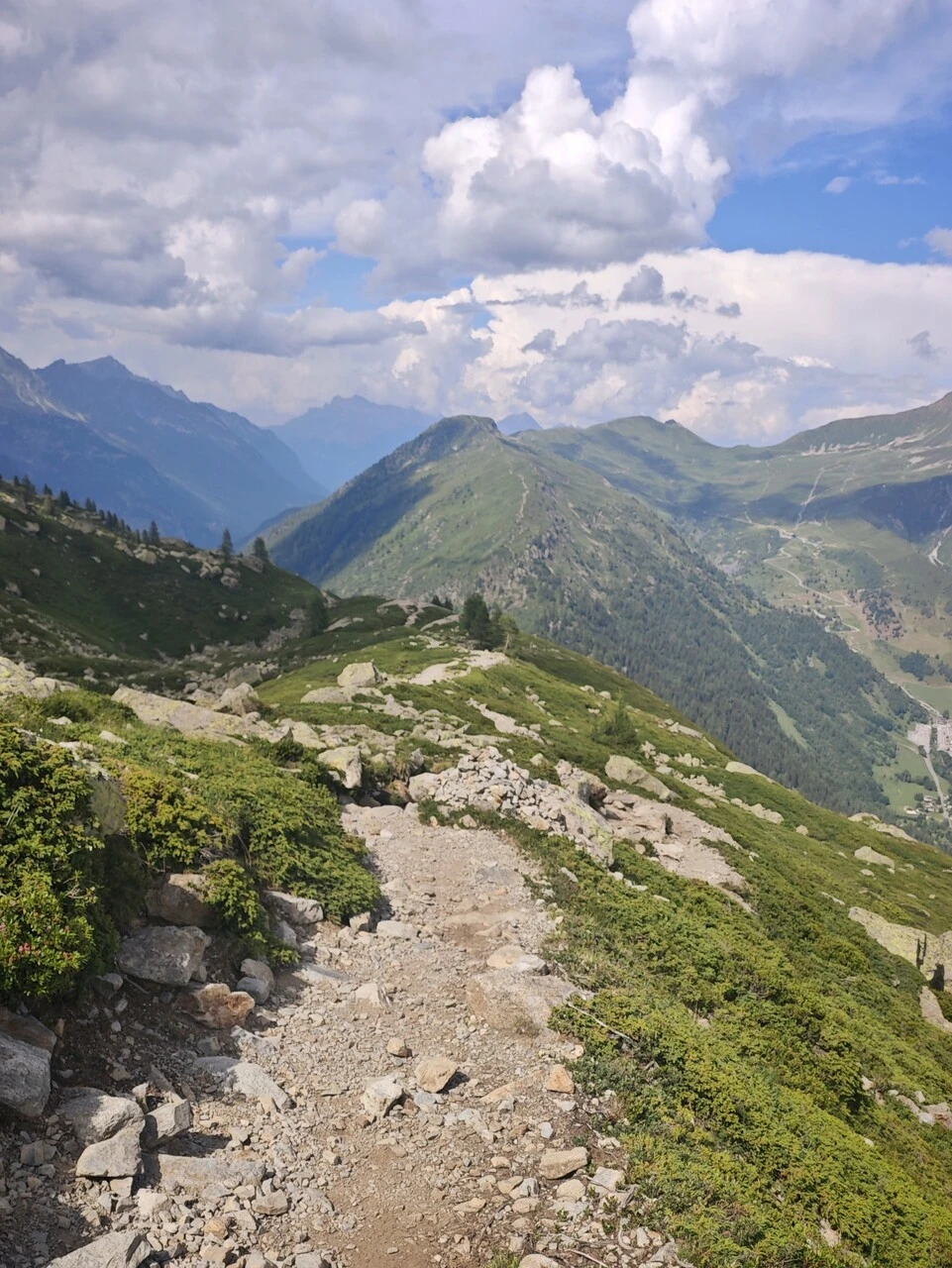 Den stenede sti, der falder fra Chéserys ned mod Col des Montets