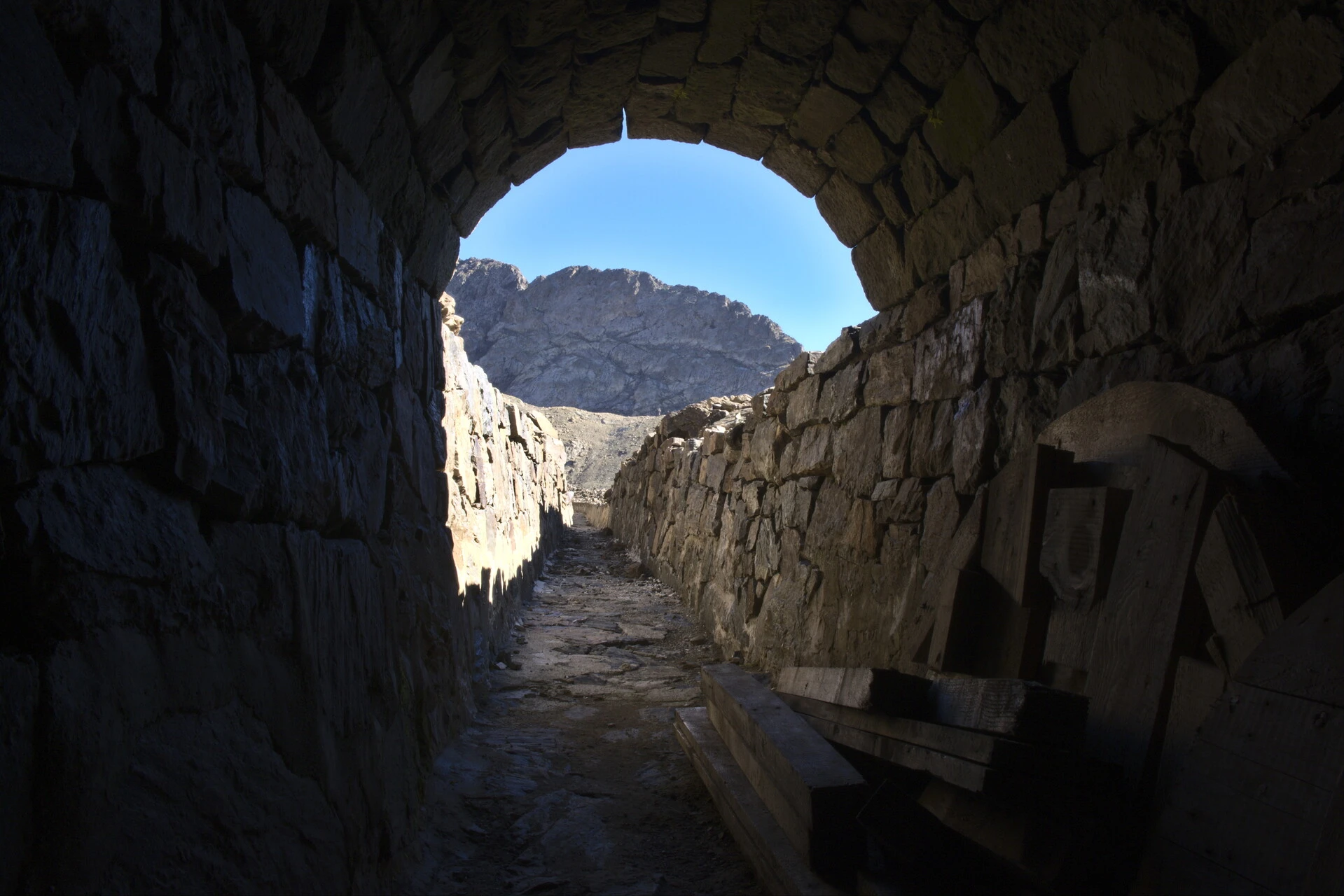 Udgangen af en tunnel på Mal-Cros-kanalen på østsiden af Vieux Chaillol
