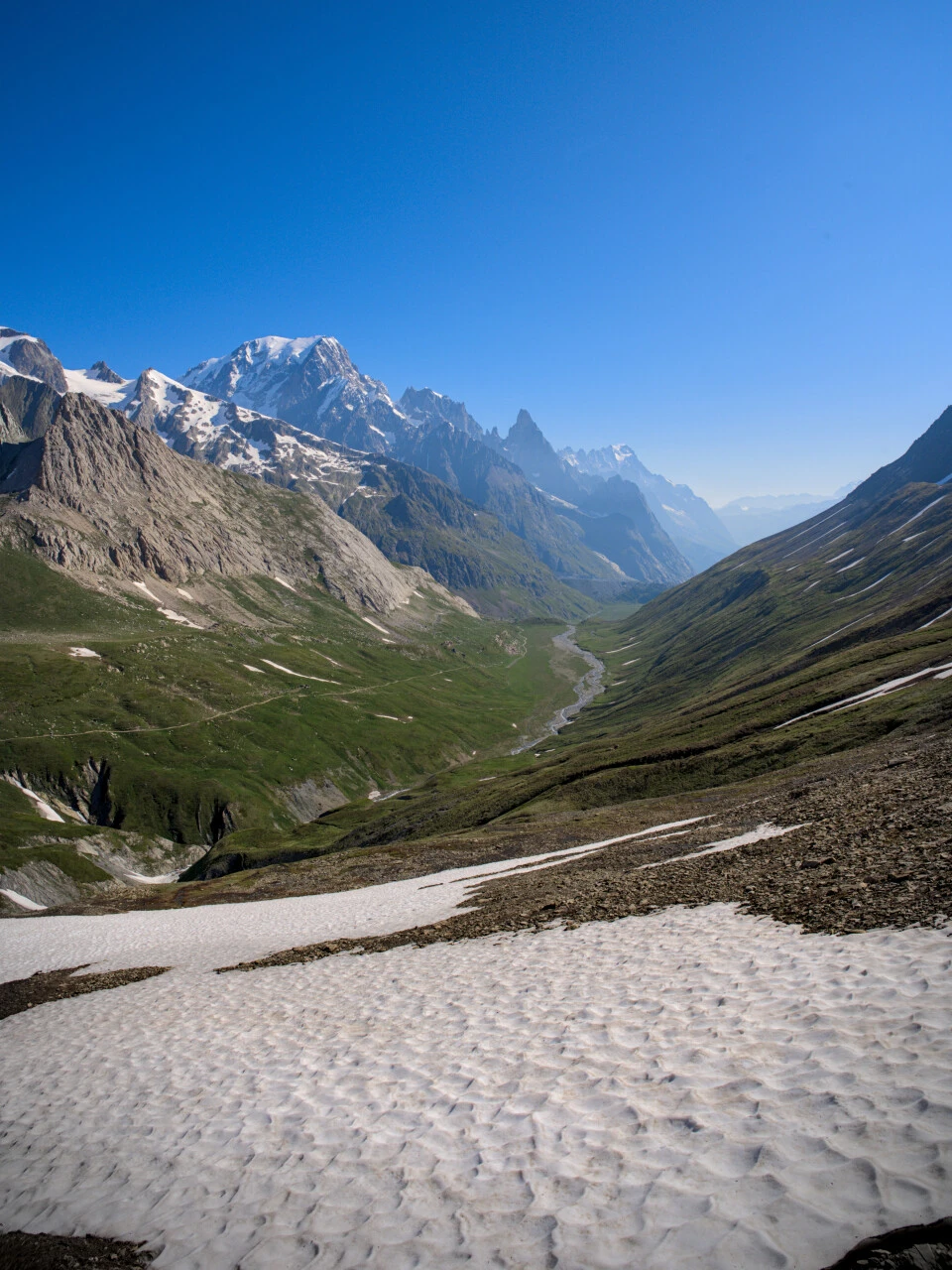Val Veni under sommerhimlen, firn på Mont Blanc-massivets skråninger